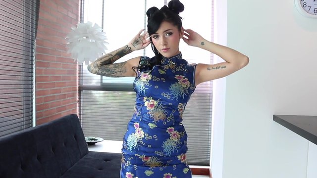 花臂纹身巨乳妹子旗袍诱惑沙发上道具自慰逼逼无毛还挺嫩